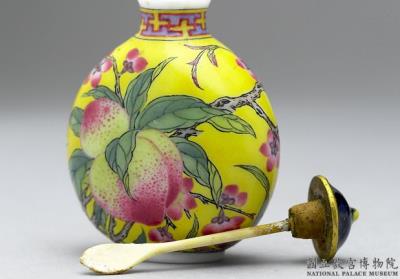 图片[2]-Glass-body painted enamel snuff bottle with flowers on a yellow background, Qing dynasty, Qianlong reign (1736-1795)-China Archive